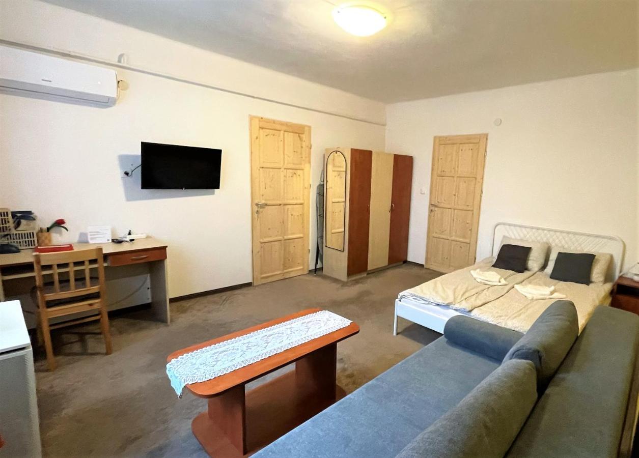 Evi Apartman Eger Bagian luar foto