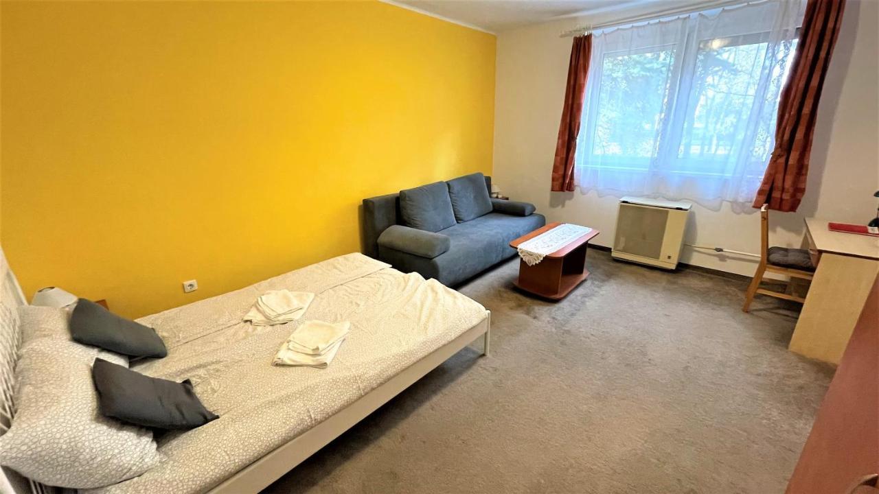 Evi Apartman Eger Bagian luar foto