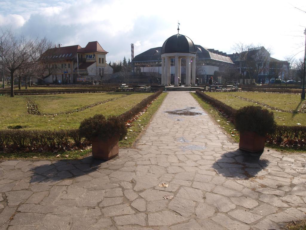 Evi Apartman Eger Bagian luar foto