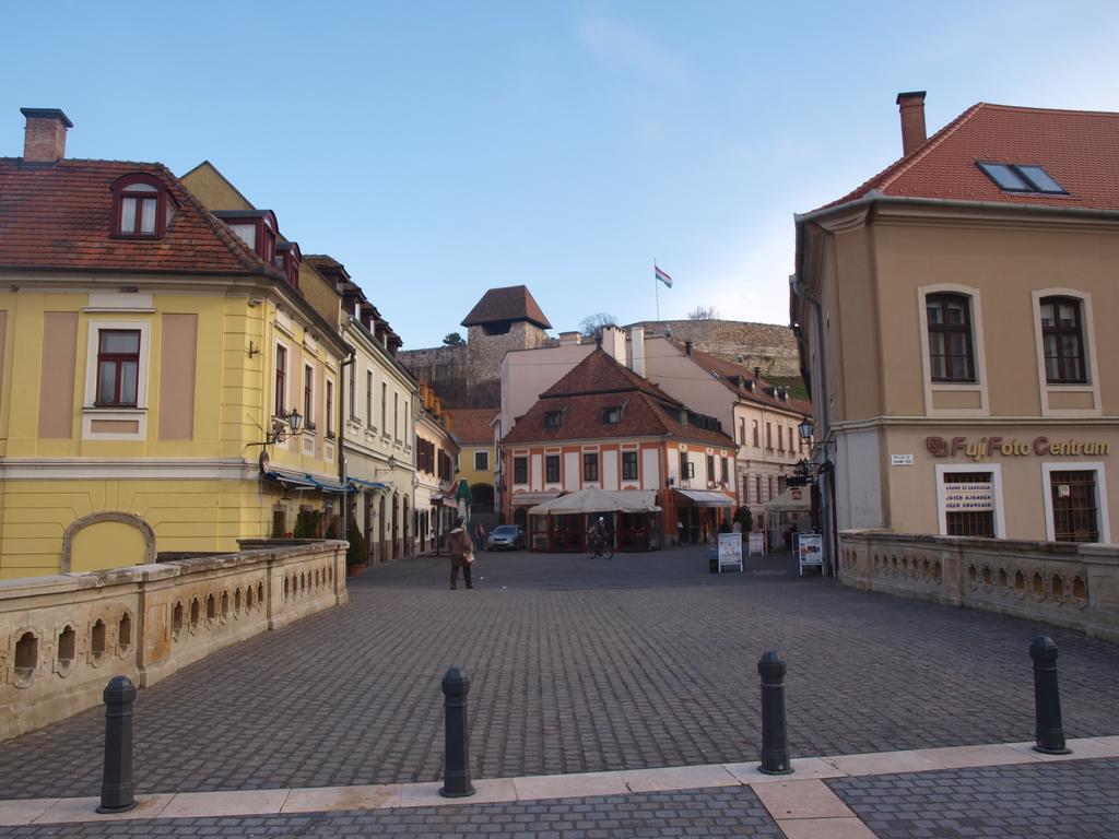 Evi Apartman Eger Bagian luar foto