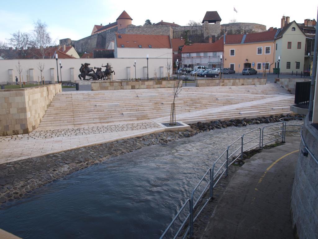 Evi Apartman Eger Bagian luar foto