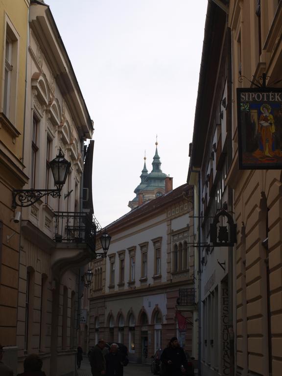Evi Apartman Eger Bagian luar foto